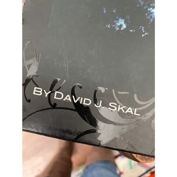 Book-Romancing the Vampire Past and Present by David J Skal - Picture 2 of 9